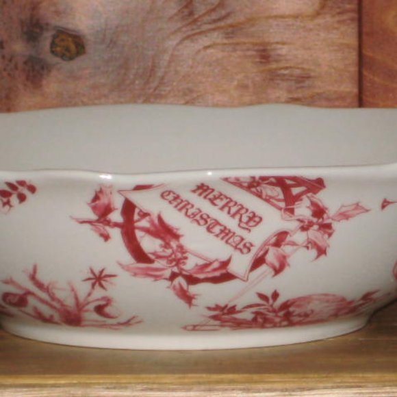 NEW Bonjour 9" Porcelain Serving Bowl Dinnerware Yuletide Garland Red White - Picture 3 of 8